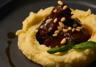  щечки с картофельным пюре и кедровыми орехами11